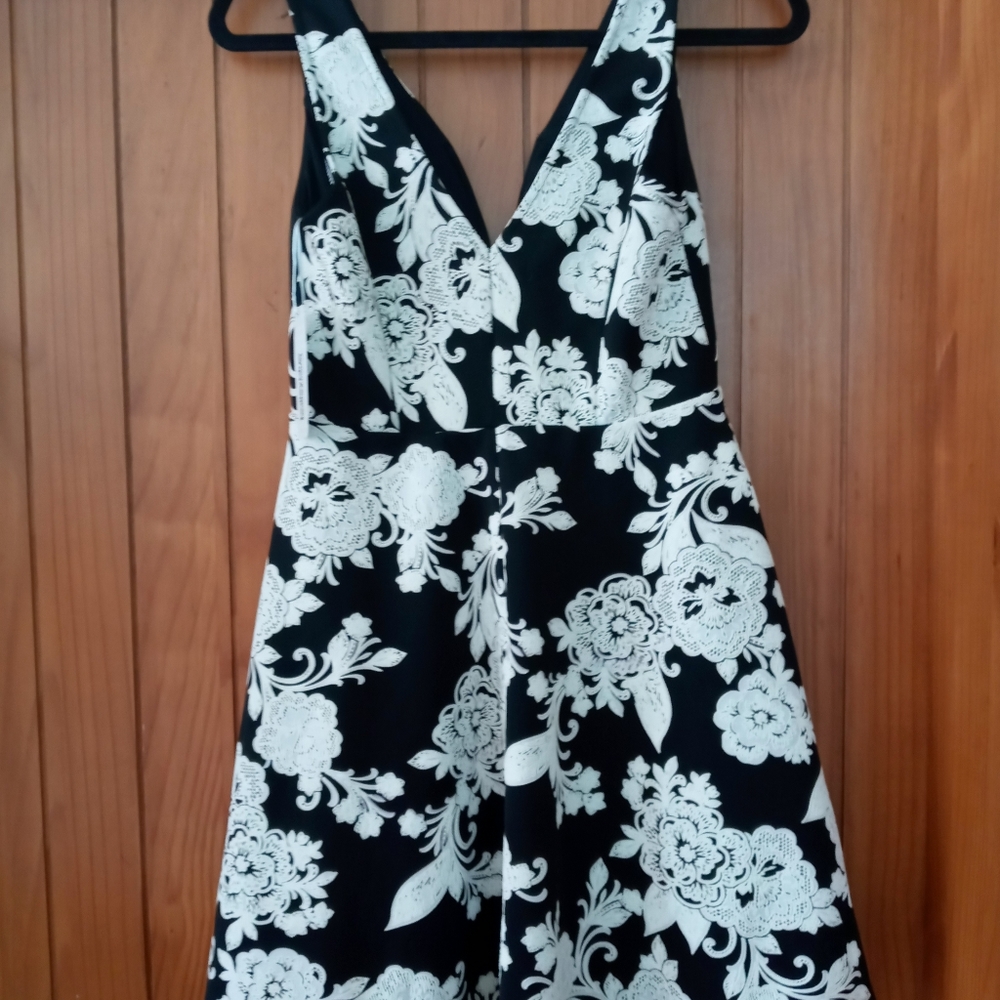 Dress - Picture 4 of 4